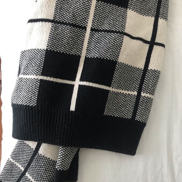 ✨ Forever 21 Black and White Plaid Sweater ✨ - Picture 6 of 7